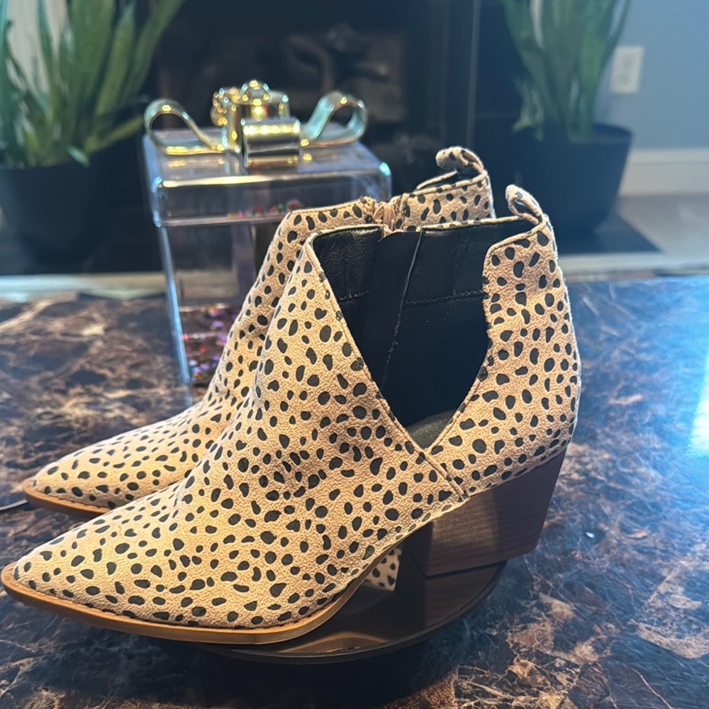 NWOB Jolimall Zip Cutout Leopard Print Ankle Boots Size 7